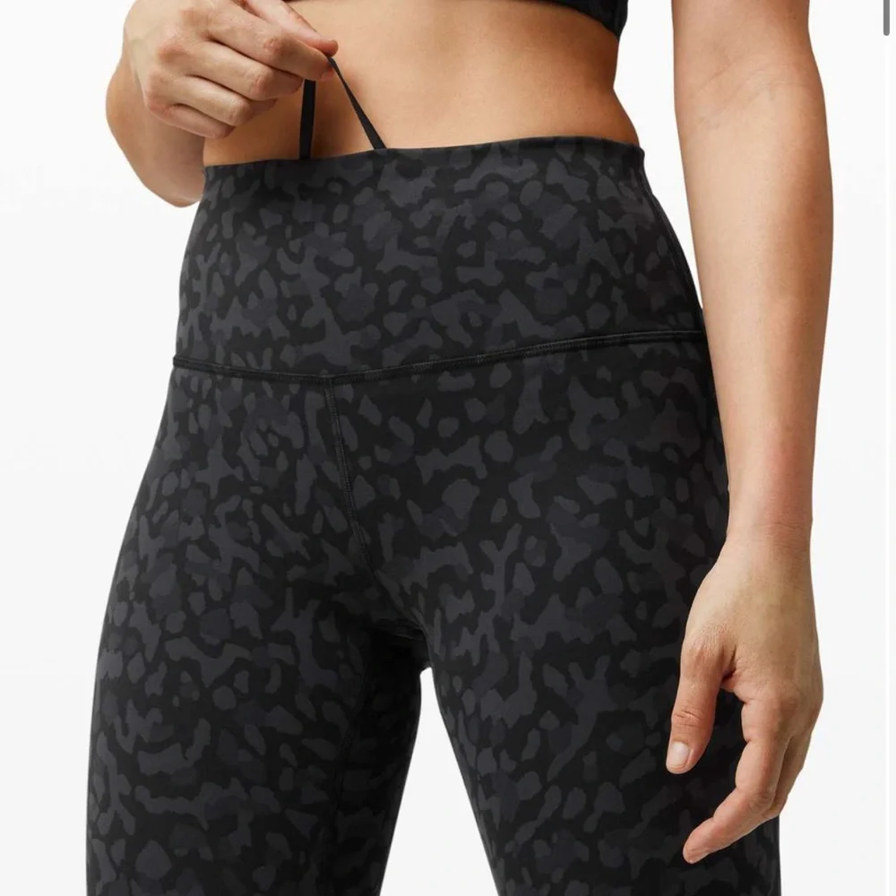 Lululemon Formation Camo HR 21” Crops Sz 8 - Picture 2 of 6